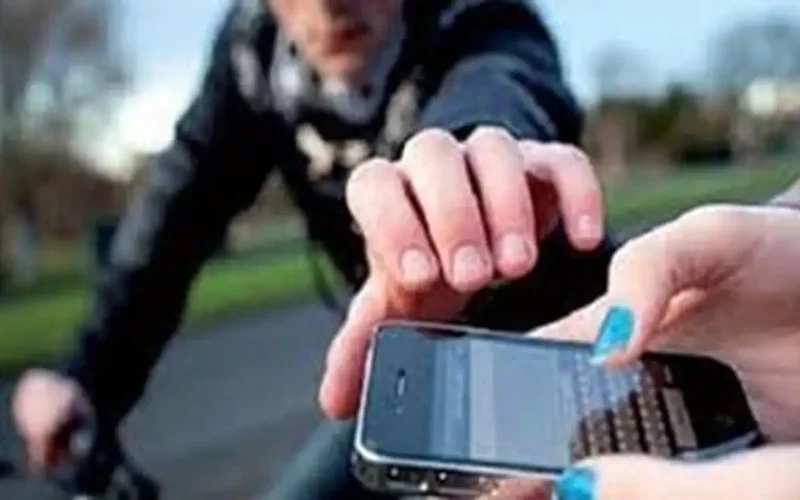 ضبط المتهم.. سرقة هاتف معلمة في العمرانية بالجيزة